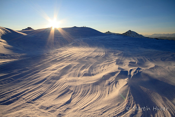 Windlinien im Schnee auf der Guschen