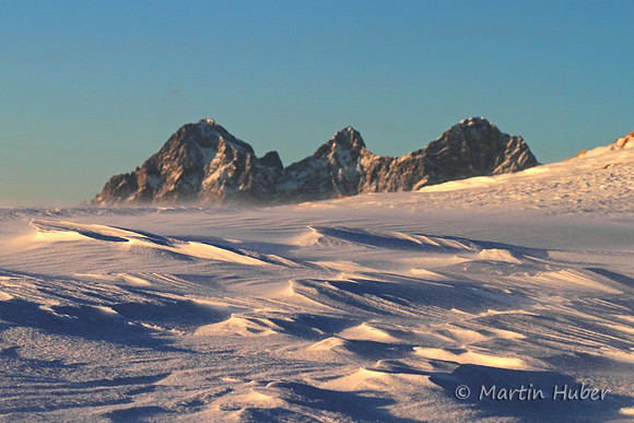 Windlinien im Schnee auf der Guschen