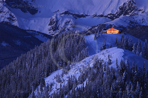 Die Hochwurzenhütte vor dem Dachstein