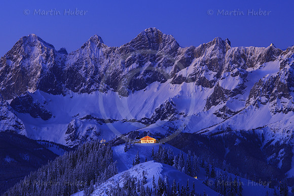 Die Hochwurzenhütte vor dem Dachstein