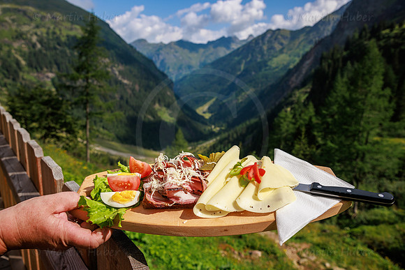 Käse- und Speckbrot auf der Terrasse der Gollinghütte