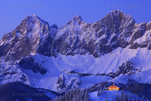 Die Hochwurzenhütte vor dem Dachstein