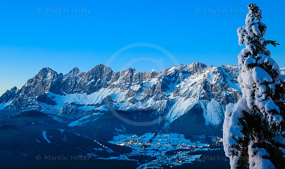 Ramsau und Dachstein in blauer Stunde bei Vollmond