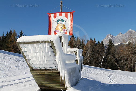 Vereistes Wikingerschiff hinter dem Hotel Schwaigerhof