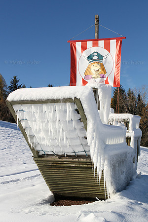 Vereistes Wikingerschiff hinter dem Hotel Schwaigerhof