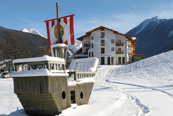 Vereistes Wikingerschiff hinter dem Hotel Schwaigerhof