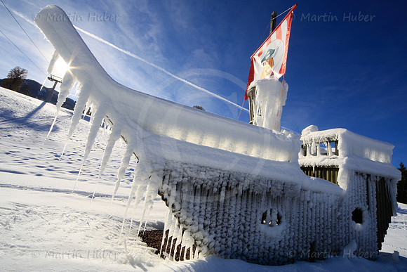 Vereistes Wikingerschiff hinter dem Hotel Schwaigerhof