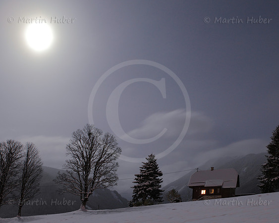 Der Vollmond und das Häuschen im Schnee