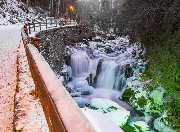 Beleuchtete Talbachklamm im Winter