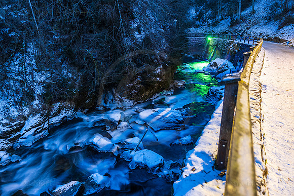 Beleuchtete Talbachklamm im Winter