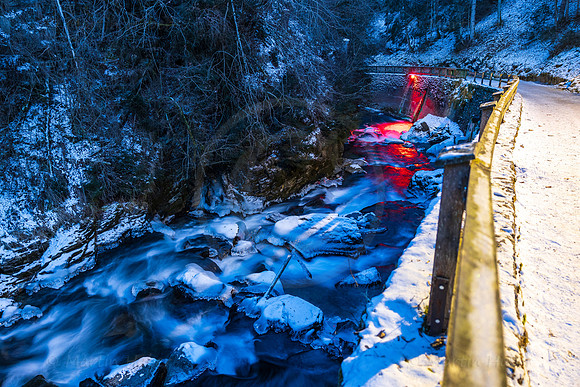 Beleuchtete Talbachklamm im Winter