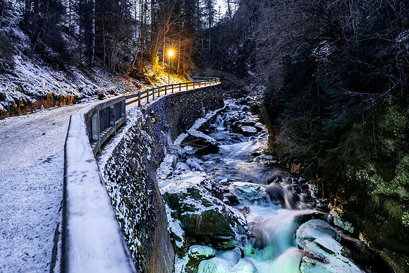 Beleuchtete Talbachklamm im Winter
