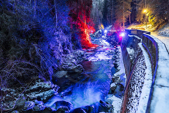 Beleuchtete Talbachklamm im Winter