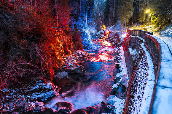 Beleuchtete Talbachklamm im Winter