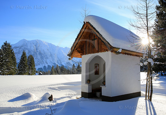 Kapelle, Wintersonne und Grimming