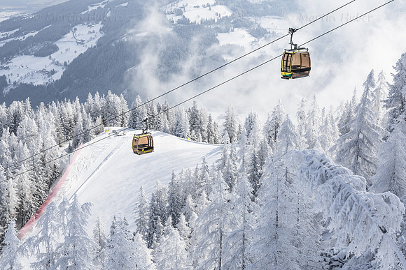 THEMENBILD, Winter-Tourismus, Ski alpin, Skifahren
