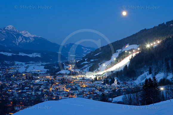 Schladming in der "blauen Stunde" bei Vollmond
