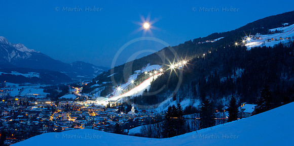 Schladming in der "blauen Stunde" bei Vollmond