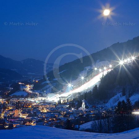 Schladming in der "blauen Stunde" bei Vollmond