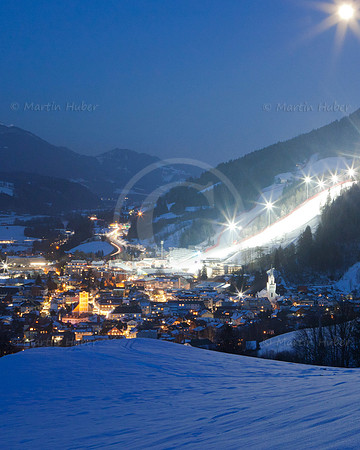 Schladming in der "blauen Stunde" bei Vollmond