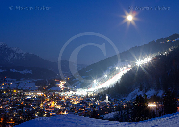 Schladming in der "blauen Stunde" bei Vollmond