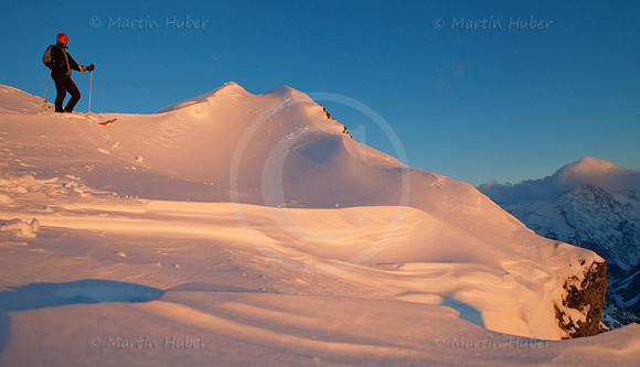 Skitourengeher bei Sonnenuntergang auf dem Krahbergzin