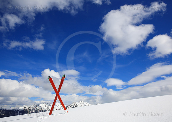 Tourenskier mit roten Steigfellen vor der Kulisse der Schladminger Tauern