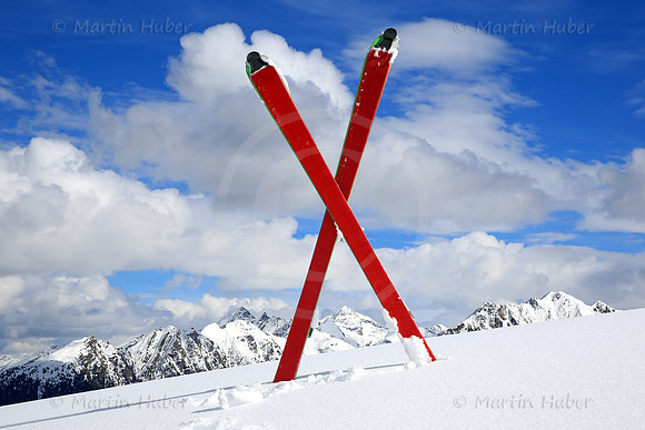 Tourenskier mit roten Steigfellen vor der Kulisse der Schladminger Tauern