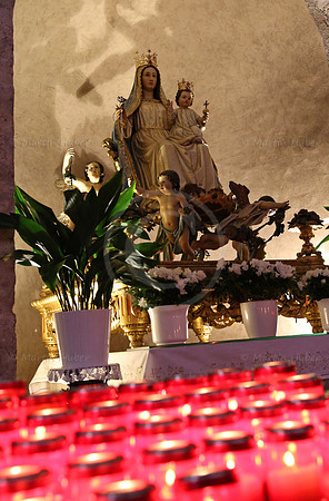 Grado -  Marienfigur und Kerzen in der Basilika St. Eufemia