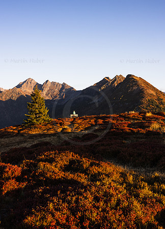 Planai, Herbst, Wanderin auf Aussichtsbank