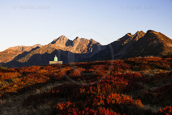 Planai, Herbst, Wanderin auf Aussichtsbank