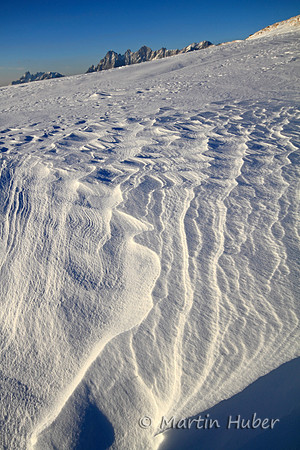 Windlinien im Schnee auf der Guschen