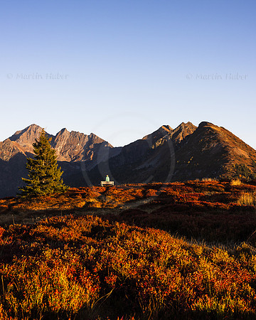 Planai, Herbst, Wanderin auf Aussichtsbank