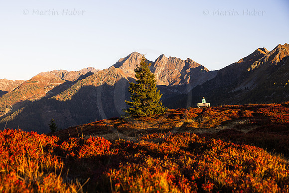 Planai, Herbst, Wanderin auf Aussichtsbank