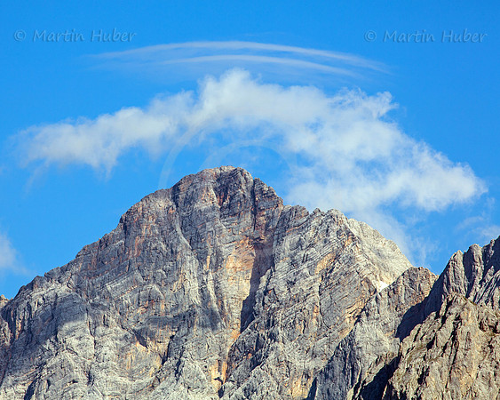 Der Dachstein und seine Suedwand mit Wolkenhut