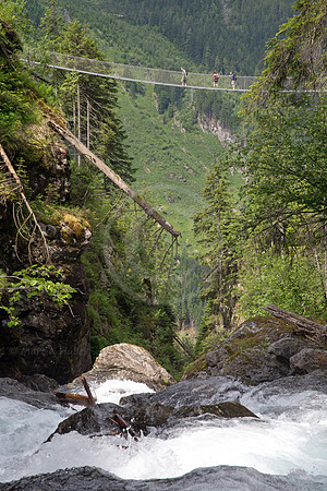 Alpinsteig durch die Hoell - Haengebruecke