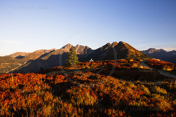 Planai, Herbst, Wanderin auf Aussichtsbank