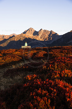 Planai, Herbst, Wanderin auf Aussichtsbank