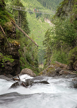 Alpinsteig durch die Hoell - Haengebruecke