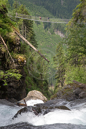 Alpinsteig durch die Hoell - Haengebruecke