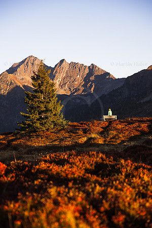 Planai, Herbst, Wanderin auf Aussichtsbank