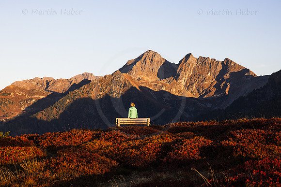Planai, Herbst, Wanderin auf Aussichtsbank