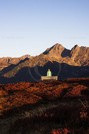 Planai, Herbst, Wanderin auf Aussichtsbank