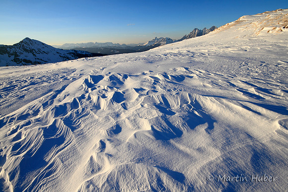 Windlinien im Schnee auf der Guschen