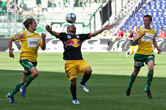 Ballannahme von Roman Wallner, bedrängt von zwei Ried-Spielern