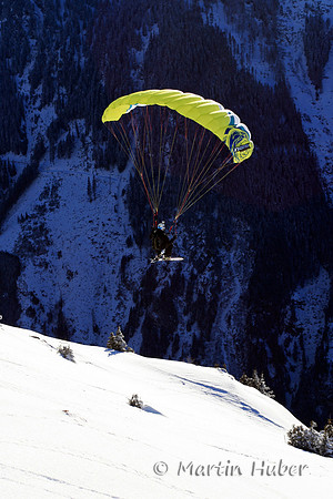 Paragleiter auf Freeski / vom Krahbergzinken Richtung Untertal...