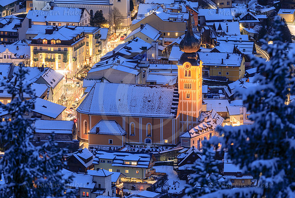 Schladming in der blauen Stunde - katholische Kirche