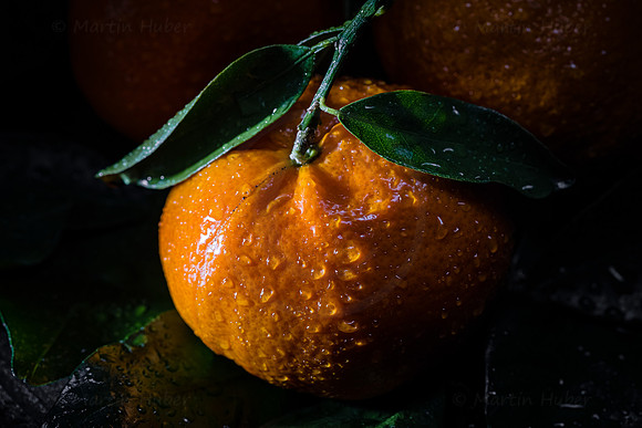Food-Fotografie, Mandarine mit Blatt
