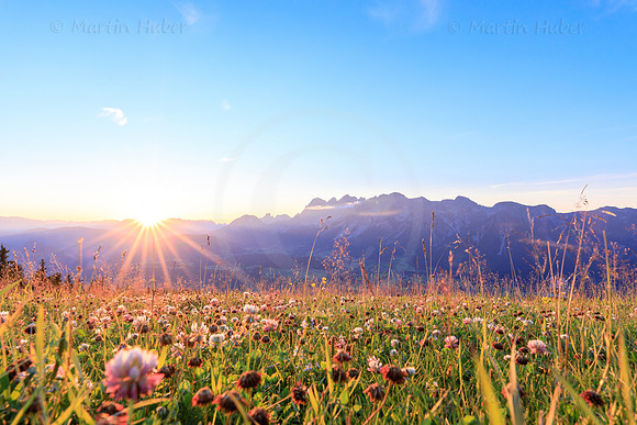 THEMENBILD, Wetter, Sommer-Sonnenuntergang in den Bergen