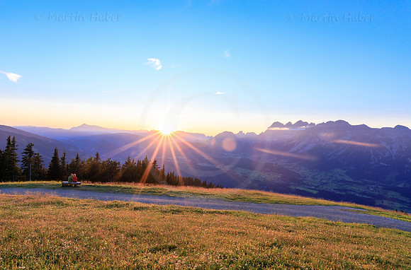 THEMENBILD, Wetter, Sommer-Sonnenuntergang in den Bergen